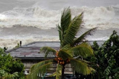 সেন্টমার্টিনে ৭ শতাধিক পর্যটক আটকা