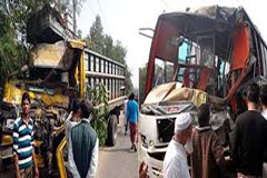 বগুড়ায় বাস-ট্রাক সংঘর্ষে নিহত ৩