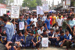 পঞ্চগড়ে স্কুল জাতীয়করণের দাবিতে মহাসড়ক অবরোধ