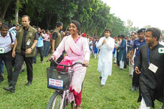 সাইকেল বিতরণ কার্যক্রম উদ্বোধন করলেন প্রধানমন্ত্রীর নাতনি