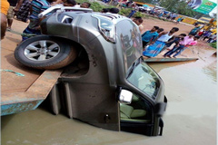 পাটুরিয়ায় ফেরির পন্টুন থেকে জিপ পদ্মায়