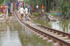 লালমনিরহাটের রেললাইন এখন ঝুলন্ত সেতু