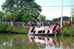 কুষ্টিয়ায় বাস পুকুরে পড়ে আহত ১৭