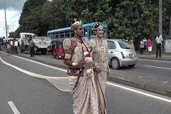 ৩ মাইল লম্বা বিয়ের শাড়ি, বিতর্কের মুখে দম্পতি