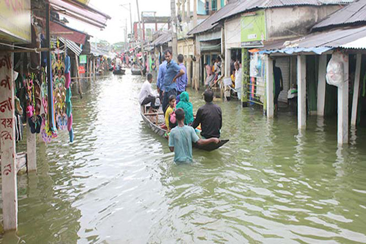 ছবি: সিলেটের পানিবন্দি মানুষ।