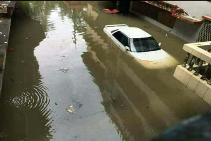 ছবি : চট্টগ্রামে জলাবদ্ধতায় নাকাল নগরবাসী