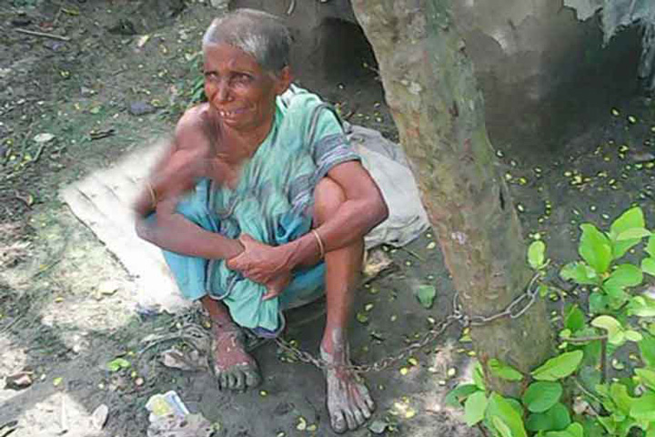 ছবি : মায়ের বয়স হয়েছে, এটা-ওটা নষ্ট করে তাই পায়ে শিকল দিল ছেলে