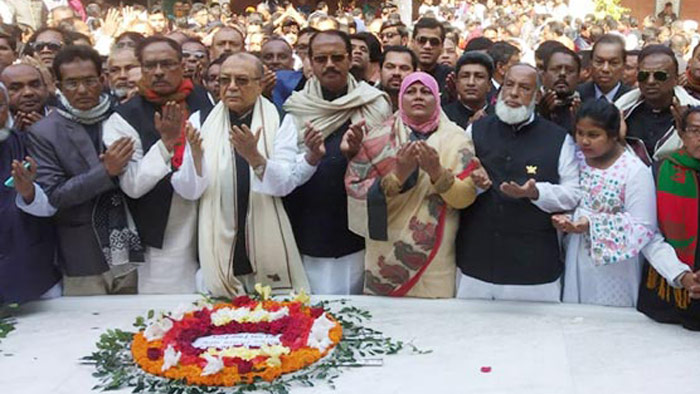 বঙ্গবন্ধুর সমাধিতে শেখ হাসিনার পক্ষে শ্রদ্ধা