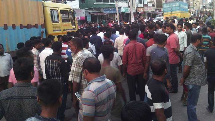 বেনাপোলে আমদানি পণ্য আটকের প্রতিবাদে ব্যবসায়ীদের ক্ষোভ