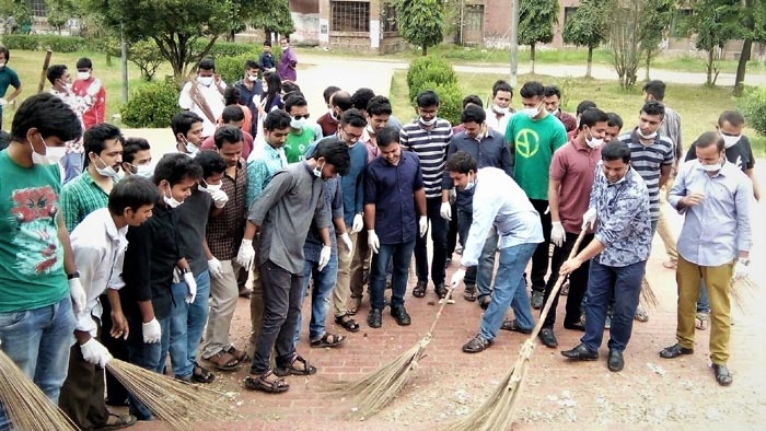 ক্যাম্পাস পরিষ্কার করলো জাবি ছাত্রলীগ