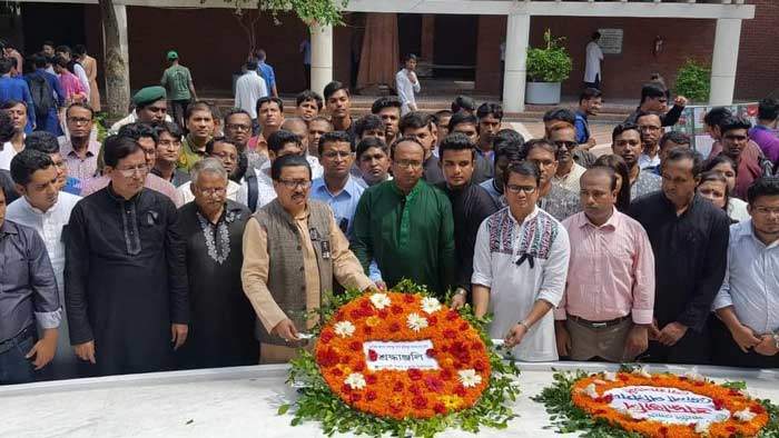 নোবিপ্রবি পরিবারের টুঙ্গিপাড়ায় জাতির পিতার সমাধিতে শ্রদ্ধাঞ্জলি 