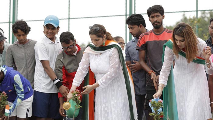 স্বাধীনতা দিবসে সানিয়া-মালিকের শুভেচ্ছা