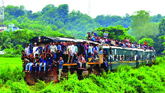 ভোগান্তির আরেক নাম শাটল ট্রেন