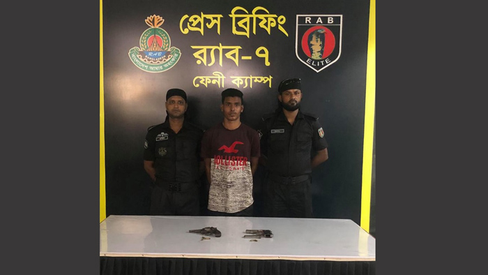 ফেনীতে পিস্তল ও রিভলবারসহ যুবক আটক