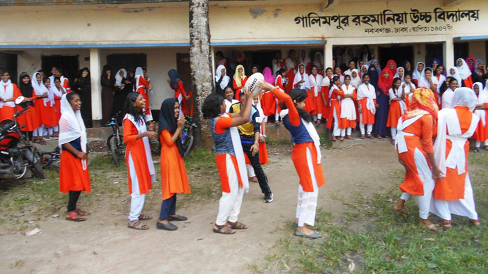 নবাবগঞ্জে শিক্ষার্থীদের রাগবি খেলার প্রশিক্ষণ