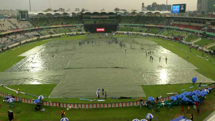 বৃষ্টির কারণে খেলা আপাতত বন্ধ