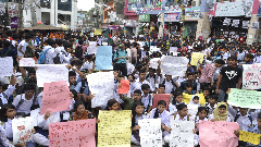 নিরাপদ সড়কের দাবিতে রাজশাহীতে শিক্ষার্থীদের বিক্ষোভ