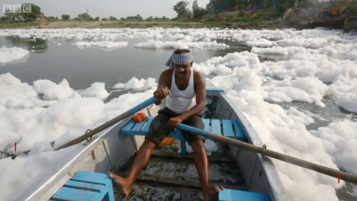 নদীর পানিতে যেভাবে তৈরি হয় দূষিত ফেনা