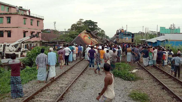 ট্রেনের ধাক্কায় মিরসরাইয়ে বাসের ২ যাত্রী নিহত