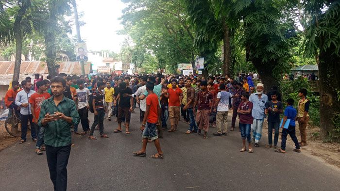 লক্ষ্মীপুরে ট্রলির ধাক্কায় শ্রমিক নিহত, প্রতিবাদে সড়ক অবরোধ