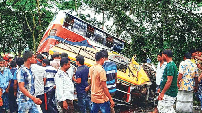 নাটোরে বাস-ট্রাক সংঘর্ষে নিহত ১৫: মামলার আসামি ৭