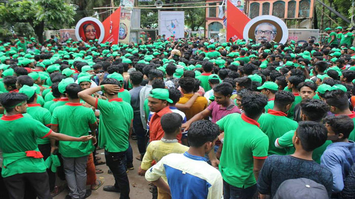 প্রধানমন্ত্রীকে সংবর্ধনা জানাতে সোহরাওয়ার্দীতে নেতাকর্মীদের ঢল