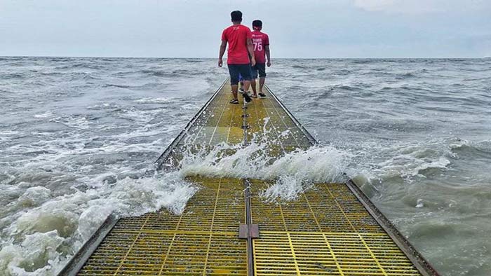 চট্টগ্রামে বাঁশবাড়িয়া সৈকতে গোসল করতে নেমে তিন ছাত্র নিখোঁজ