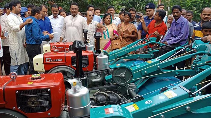 নবাবগঞ্জে শিক্ষাবৃত্তি, পাওয়ার টিলার ও সেলাই মেশিন বিতরন