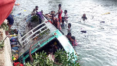 চট্টগ্রামে বাস পুকুরে পড়ে নিহত ৪