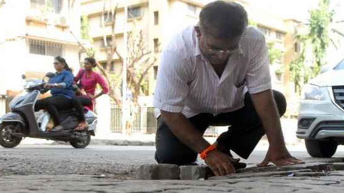 ছেলের মৃত্যু ভুলতে রাস্তার গর্ত সারাচ্ছেন বাবা