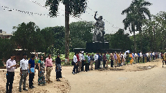 জাবিতে আওয়ামীপন্থী শিক্ষকদের একাংশের মানববন্ধন