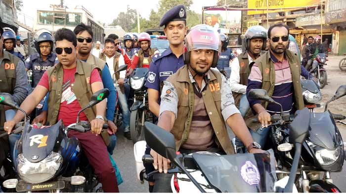 আইন-শৃঙ্খলা পরিস্থিতি স্বাভাবিক রাখতে নড়াইলে পুলিশের মহড়া