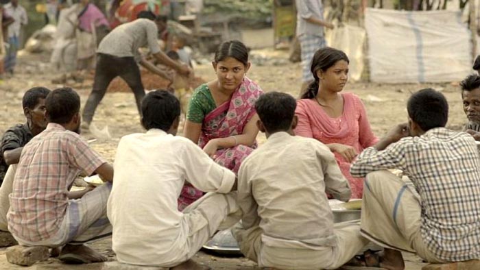 ফুটপাতে ভাত-তরকারি বিক্রি করছেন মেহজাবীন!