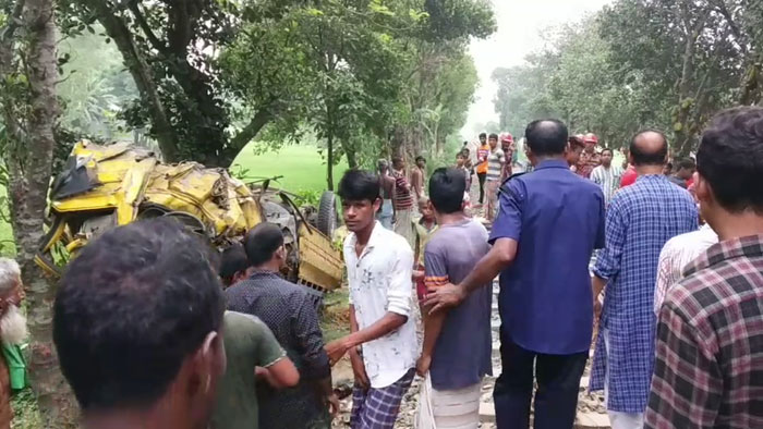 ﻿﻿﻿সিরাজগঞ্জে রেলক্রসিংয়ে ট্রাকে ট্রেনের ধাক্কায় নিহত ৩