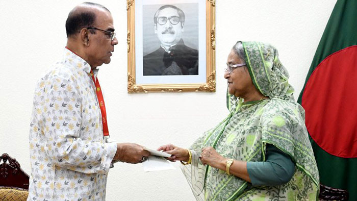 আহমেদ শরীফকে ৩৫ লাখ টাকা অনুদান দিলেন প্রধানমন্ত্রী