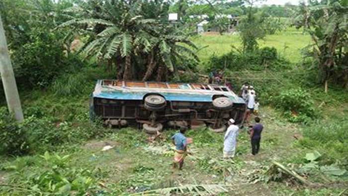 ধামরাইয়ে শিক্ষার্থীর বাস খাদে,আহত ২৫