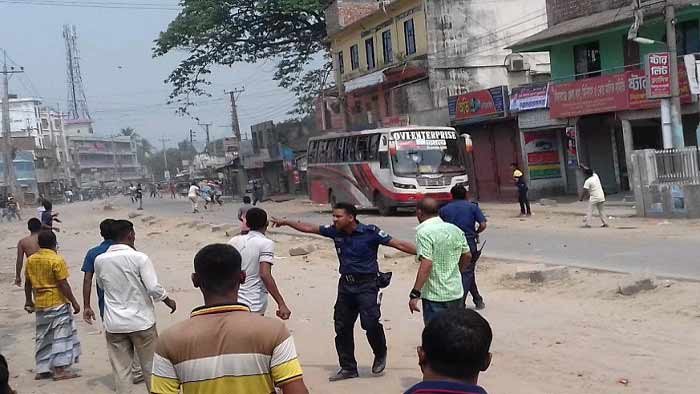 সিরাজগঞ্জে শ্রমিকদের সংঘর্ষে আহত ১৫,যান চলাচল বন্ধ