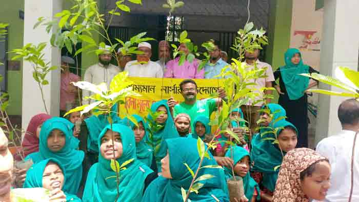 নাভারণ মাদ্রাসার শিক্ষার্থীদের মাঝে গাছের চারা বিতরণ