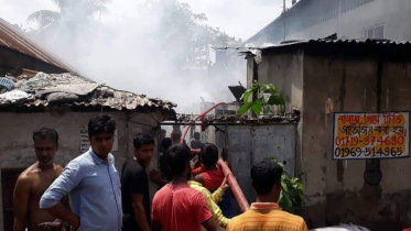 আশুলিয়ায় সুতার গোডাউনে আগুন, ৫ ইউনিটের চেষ্টায় নিয়ন্ত্রণে