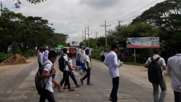 জীবনঝুঁকি নিয়ে সড়ক পারাপার শিক্ষার্থীদের