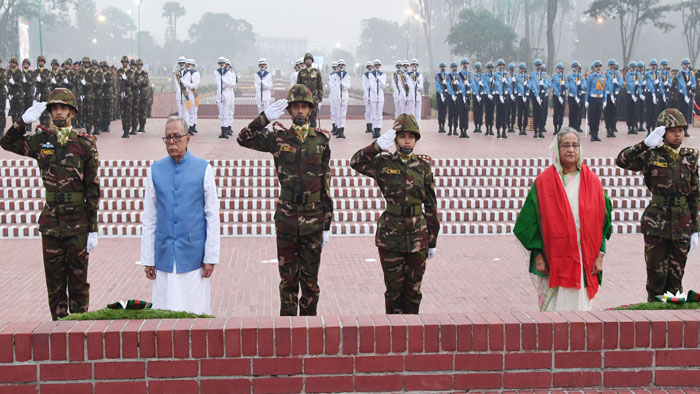 রাষ্ট্রপতি আবদুল হামিদ ও প্রধানমন্ত্রী শেখ হাসিনা সাভার জাতীয় স্মৃতিসৌধে শ্রদ্ধা জানান