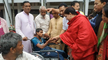 প্রতিবন্ধীদের মাঝে হুইল চেয়ার বিতরণ করলেন ডা. সৈয়দা জাকিয়া লিপি