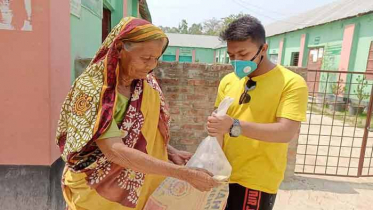 খেটে খাওয়া মানুষদের মাঝে খাবার বিতরণ করলো শিক্ষার্থীরা 