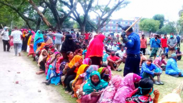 টিসিবি`র পণ্য ক্রয়ে মানা হচ্ছে না সামাজিক দূরত্ব