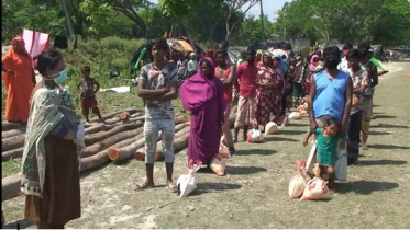 নলছিটিতে খাদ্যসামগ্রী পেল বেদে সম্প্রদায়