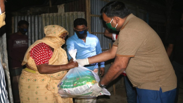 ঠাকুরগাঁওয়ে বাড়ি বাড়ি খাদ্য সামগ্রী দিচ্ছেন জেলা প্রশাসক 