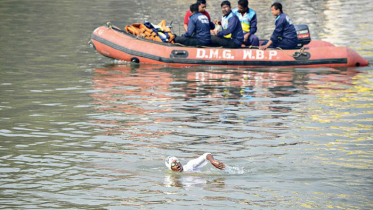 সাঁতার কেটে নয়া আইনের প্রতিবাদ