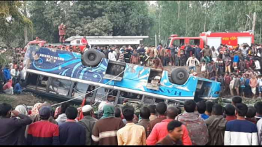 জয়পুরহাটে যাত্রীবাহী বাস খাদে: নিহত ১, আহত ২০