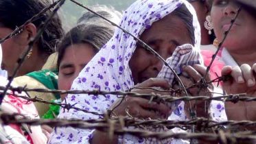 মাকে ছুঁতে দিল না কাঁটাতারের বেড়া 