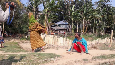 সন্তানের গলায় রশি বেঁধে টেনে নিয়ে ভিক্ষা করেন মা